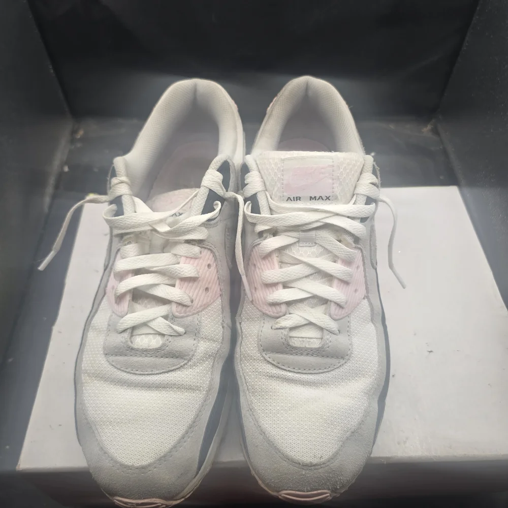 Nike Air Max‎ Women's White and Pink Sneakers
